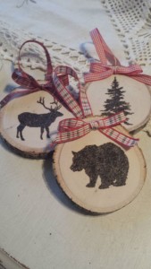 via: Etsy Weihnachtsbaumanhänger Holzscheibe Bär Landhausstil rustikal