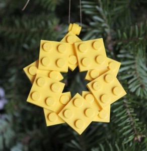 via: Etsy thinkoutsidethebrick Weihnachtskugel Lego Stern