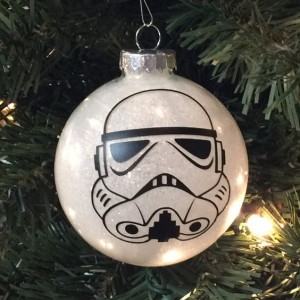 via: Etsy MakeItAmy Star Wars Weihnachtskugel Stormtrooper