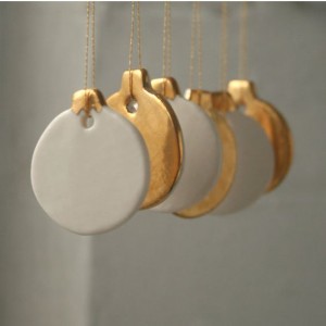 via: Etsy Weihnachtsbaumkugel Beton Kugel Gold
