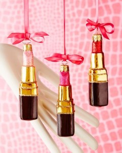 via: neimanmarcus.com Christbaumschmuck Lippenstift