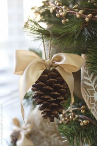 via: thissillygirlslife.com Christbaumschmuck Tannenzapfen mit Schleife