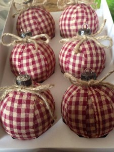 via: muchacreatividad.com Weihnachtsbaumschmuck Landhausstil rustikal rot weiß kariert