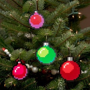 via: Etsy AdamCrockett Christbaumschmuck Bügelperlen Weihnachtskugeln bunt
