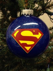 via: thedepotlakeviewohio.com Weihnachtskugel Superman Blau glitzer