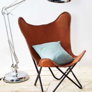Foto: Butlers Ledersessel echtleder braun blaues Kissen