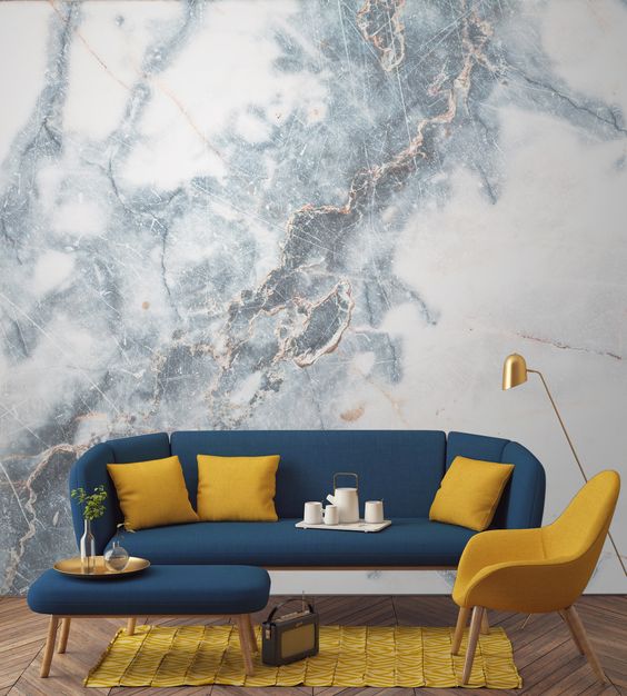 Foto: muralswallpaper Marmor Tapete blaues Sofa gelbes Kissen und Stuhl