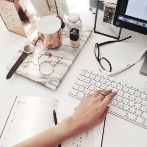 Foto: weheartit Sc´hreibtisch Marmor Ablage Kupfer Glas