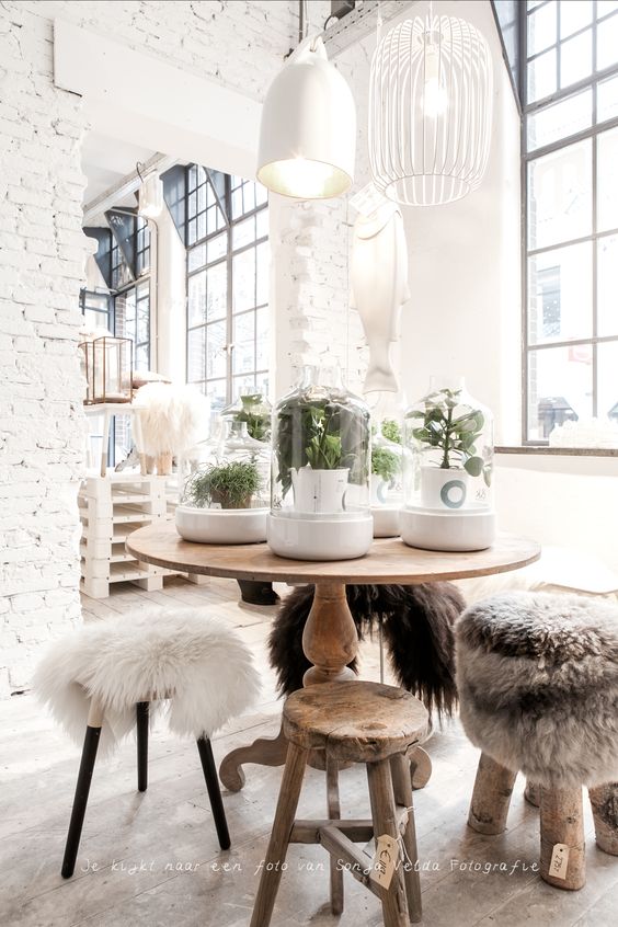 Foto: Sonja Velda Nordic Style natürliches Holz Hocker Lammfell weiße Backsteinwand Korblampe