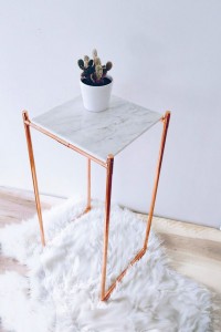 Foto: Etsy Kupfer Tisch Marmorplatte Kaktus Lammfell