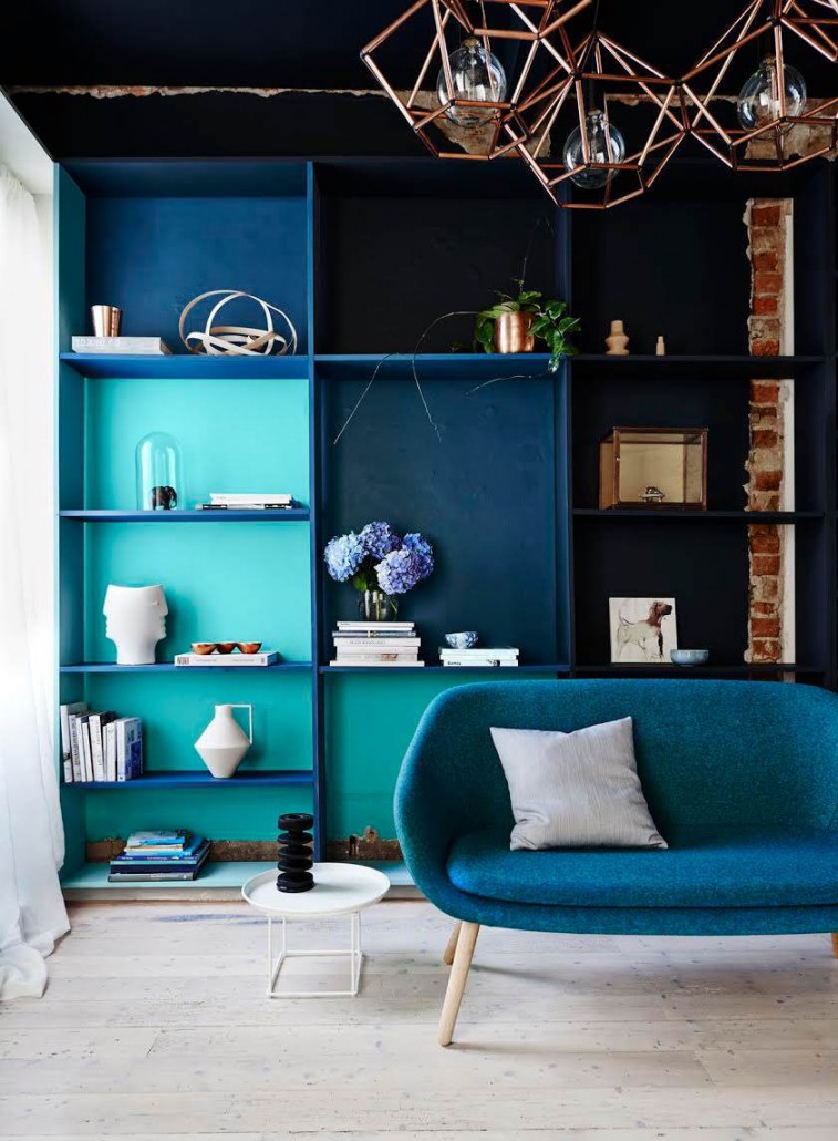 Foto: elledecor Marineblau Wohnzimmer kupferlampe