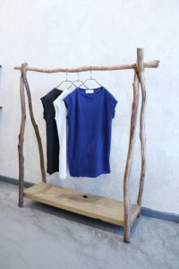 Foto: toolz Garderobe natürliches Holz Treibholz Tshirt Marineblau