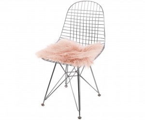 Foto: westwingnow Metallstuhl Lammfellauflage Lammfell rosa