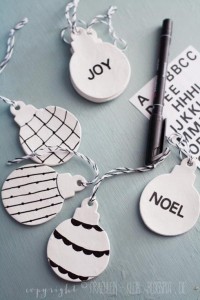 via: Fäulein Klein Weihnachtsbaumschmuck minimalistisch schwarz-weiß