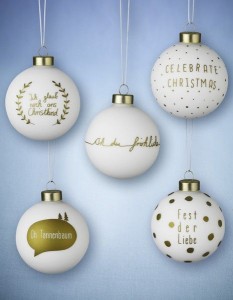 via: lecker-laden Weihnachtsbaumkugeln Weiß Gold Spruch punkte