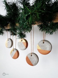 via: hometalk Christbaumanhänger Beton rund minimalistische Anhänger
