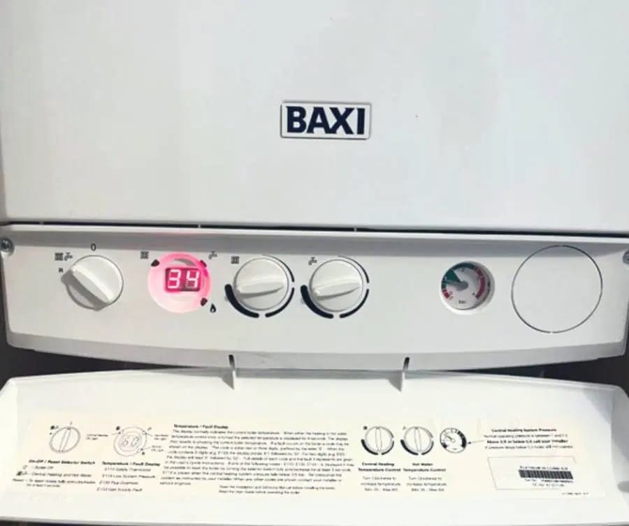 Ein Boiler mit geöffnetem Bedienfeld