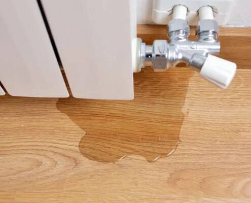 Wasser tropft aus einem Heizkörperventil