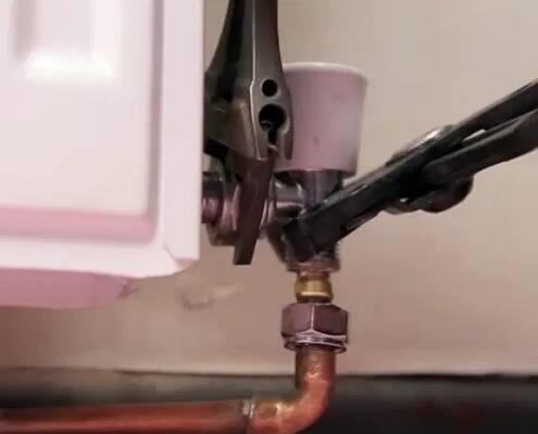 Abschrauben des Zulaufventils eines Heizkörpers