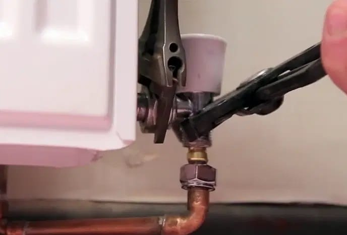 Schraubarbeiten Abschrauben des Zulaufventils eines Heizkörpers