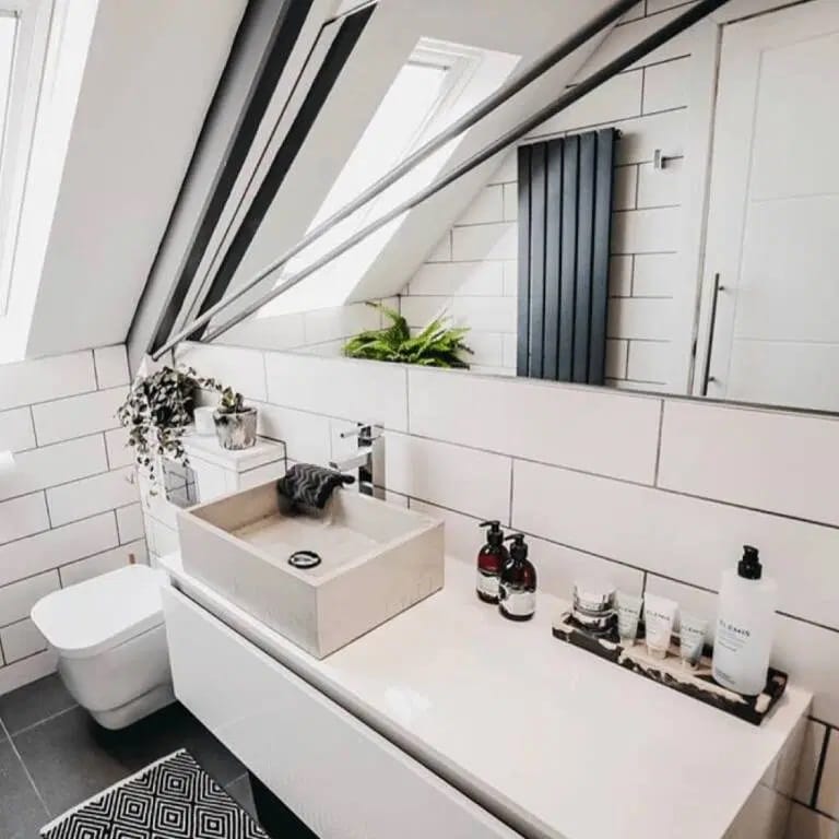 Weiße Badezimmereinrichtung