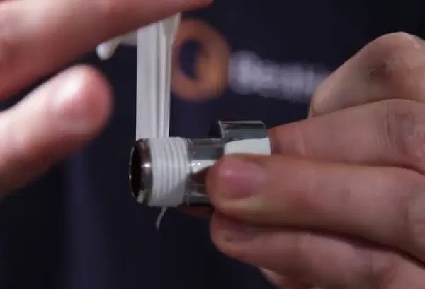 Das Abdichten eines Ventilgewindes mit PTFE-Dichtband