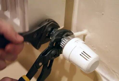 Anziehen der Muttern an einem Thermostatventil