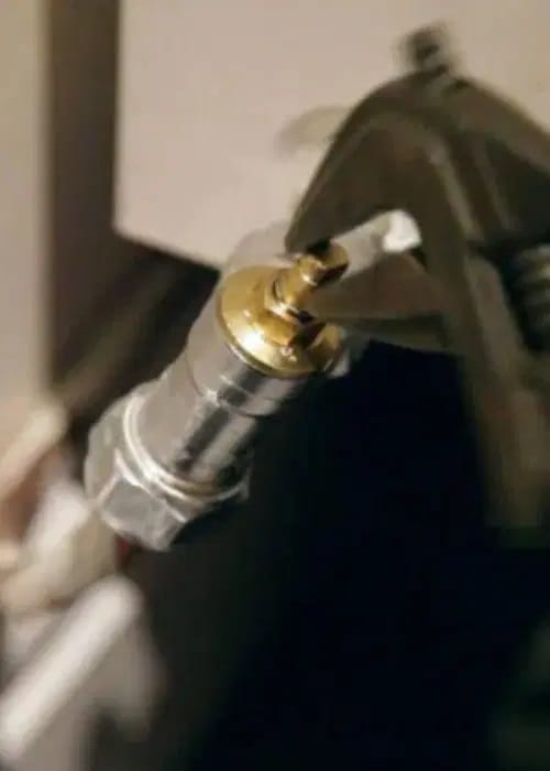 öffnen und Schließen des Lockshield-Ventils